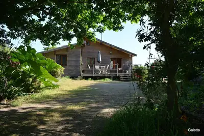 Image de 1km des plages, Maison avec Jacuzzi dans jardin très calme, belle vue et silence