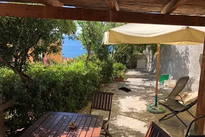 Image de Appartement avec jardin avec vue sur la mer à Pomonte, à 50 mètres de la côte