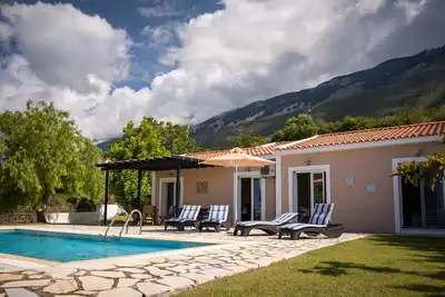Image de Villa privée paisible avec piscine. Vue imprenable sur la mer et la montagne. Wifi gratuit.