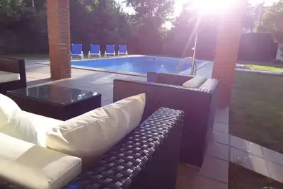Image de Villa de luxe privée avec grand jardin et piscine, profitez en famille - Wifi