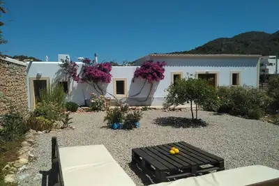 Image de Maison typique idéale pour les familles et les couples près de la plage.