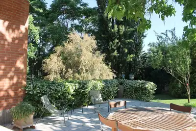 Image de Villa accueillante pour les familles avec jardin privé, idéalement situé à proximité du centre-ville