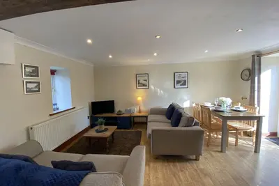 Image de Cottage animaux acceptés avec Wifi gratuit. Base idéale pour explorer l'île d'Anglesey. . . .