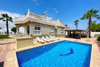 Image de Superbe villa individuelle avec 4 chambres et 3 salles de bains et piscine privée avec air conditionné et Wifi
