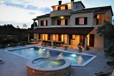 Image de For large group, pool 50m2, Jacuzzi, 4 Km nearest beach, sea view, quite location