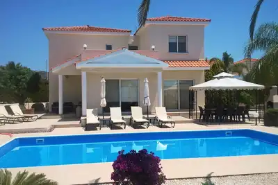 Villa Foster - 4 Bedroom Holiday Villa in Peyia with Open Views to the Sea