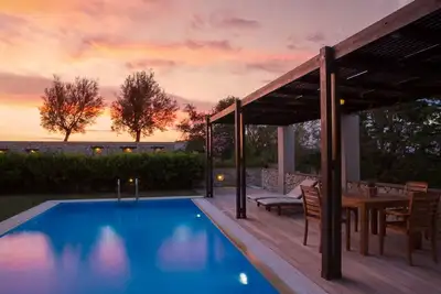 Image de Villa en bord de mer �� Aeriko-Gorgona avec vue imprenable et piscine privée.