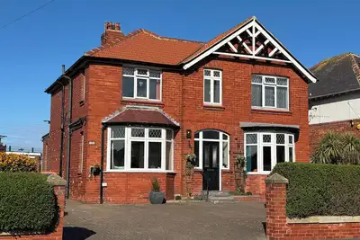 Image de Pour familles / animaux, 6 chambres / 6 salles de bain avec vue sur la mer, jardin, parking, Sky à Whitby