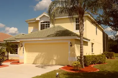 Image de Port patrimonial prestigieux avec grande piscine de 32 'X 16' et spa donnant sur le lac