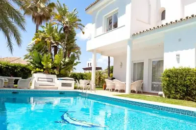 Image de Belle villa familiale avec piscine à côté d la mer, En face de Nikki Beach, près d l'hôtel Don Carlo