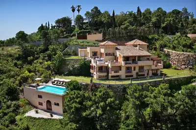 Image de Nouvelle et luxueuse, €7m, villa pour 6/7, style hollywoodien, cinéma et piscine