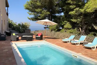 Belle villa avec piscine privée et terrasses, étonnants vue mer et montagne