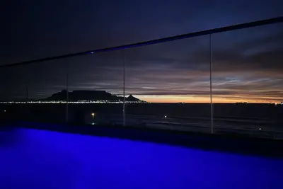 Image de Appartement de luxe au bord de la plage avec piscine privée sur patio et connexion Wi-Fi gratuite