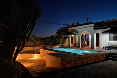 Image de Belle Villa avec piscine dans la ville d'Ibiza.