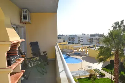 Image de grande piscine, vue sur la mer, la sécurité 24 heures, wifi gratuit