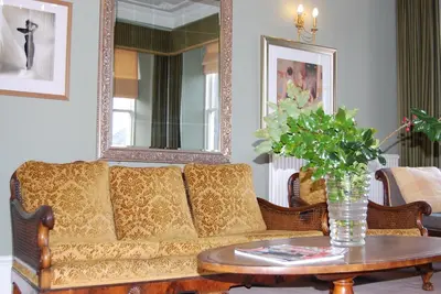 Image de Large comfortable four bedroom apartment in village setting