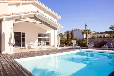 Image de Villa contemporaine entre les plages et la ville classée 4 étoiles