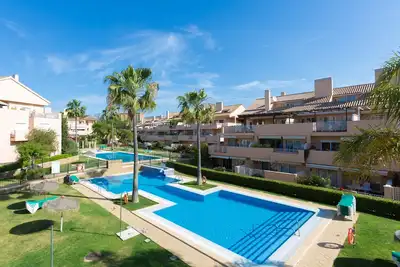 Image de Beau 1er étage orienté plein sud dans le prestigieux complexe Los Jardines de Santa Maria