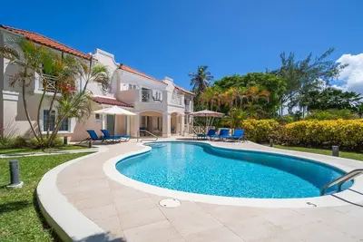Image de Une excellente villa familiale à la Barbade avec piscine privée - 2 minutes à pied de la plage