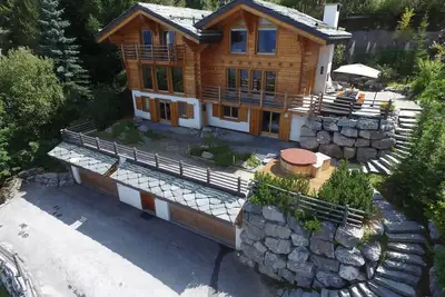 Image de Luxe 5 * Swiss Chalet avec bain à remous à proximité des bars, des restaurants et des remontées mécaniques