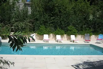 Image de Magnifique villa avec piscine privée dans des jardins arborés