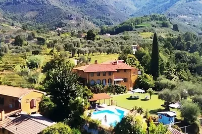 Image de Carnasciale- parmi les collines verdoyantes Petit Village Avec Piscine Dans Le Grand Jardin