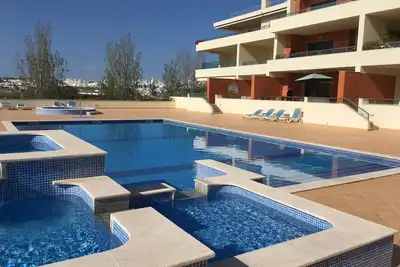 Image de Meia Praia Poolside Apartment. Licence de touriste 39739 / Al