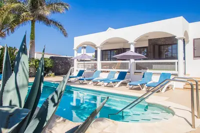 Image de Villa privée avec piscine chauffée électrique et Wifi, jardins matures près de la ville