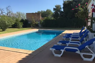 Image de Maison calme idéalement située avec jardin et grande piscine tout confort