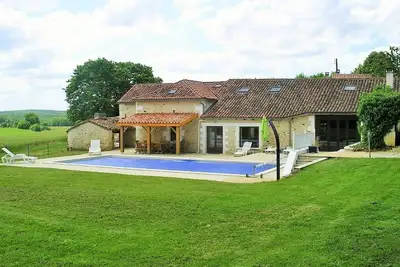 Image de Grange spacieuse décloisonnée avec piscine privée et vue sur la campagne