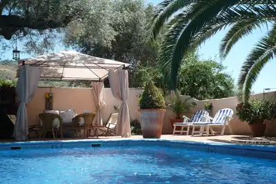 Belle villa avec clos et des Gated piscine, de magnifiques jardins et WiFi