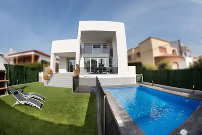 Image de Belle villa design pour les familles à environ 250 mètres de la plage et très