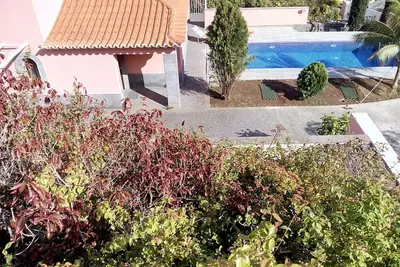 Image de Piscine privée chauffée - WiFi gratuit - Tv câblée et satellite - grand jardin