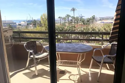 Image de Charmant appartement avec balcon et vue mer à 5 min du port, proche de la gare.