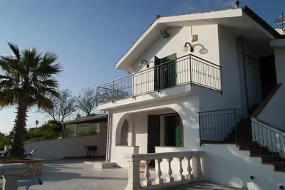 Image de Villa de vacances exquise, terrasse spacieuse et piscine dans la campagne sicilienne