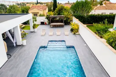 Image de Cozy Et Sunny individuelle avec piscine privée.