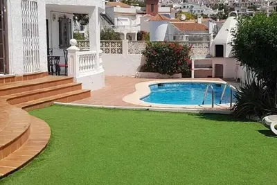 Image de cinq chambres, cinq salles de bains villa. Propre piscine privée située à proximité de la plage