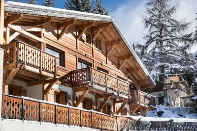 Image de Chalet moderne de 4 chambres avec bain à remous, vue imprenable sur Morzine