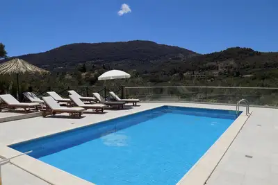 Image de Pierre de Prestige Villa niché dans son propre oliveraie.