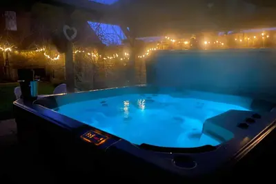 Image de Lodge de luxe privé avec jardin clos et bain à remous privé, poêle à bois, WiFi