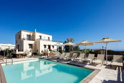 Image de Villa Romarin! Piscine de 45m2, grande terrasse, à quelques pas des commerces!