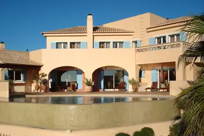 Image de Villa avec grande piscine et vue panoramique sur la mer et la montagne