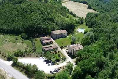 Image de Situé à la frontière entre les Marches et l'Ombrie mi-chemin entre Gubbio et Urbino