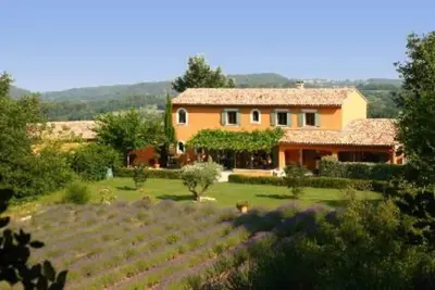 Image de Gîte dans Mas Provençal-Grand confort-Vue exceptionnelle-Patio-Piscine partagée