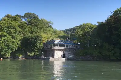 Image de Une propriété riveraine isolée avec une vue magnifique sur la rivière Dart
