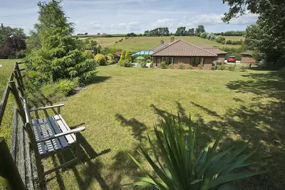 Image de Maison de vacances familiale bien équipée avec jardin dans un endroit rural calme.