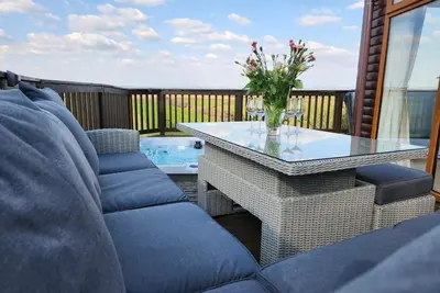 Image de Lodge de luxe avec jacuzzi privé vue imprenable. À distance marche de la plage