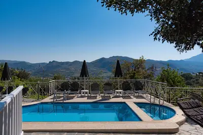 Image de Villa Kefali! Ecotourisme, totalement privé, espace extérieur de 800 m2, piscine et jacuzzi!