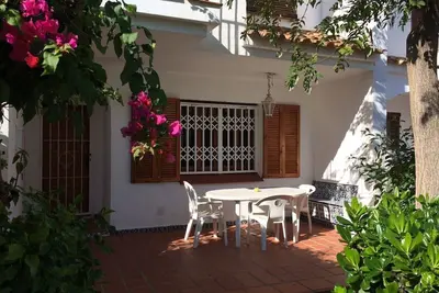 Image de Maison de 3 chambres avec jardin et proche piscine et plage de sable. 8 couchages.