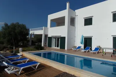 Image de Nouvelle villa avec piscine privée à distance de marche du centre / plage